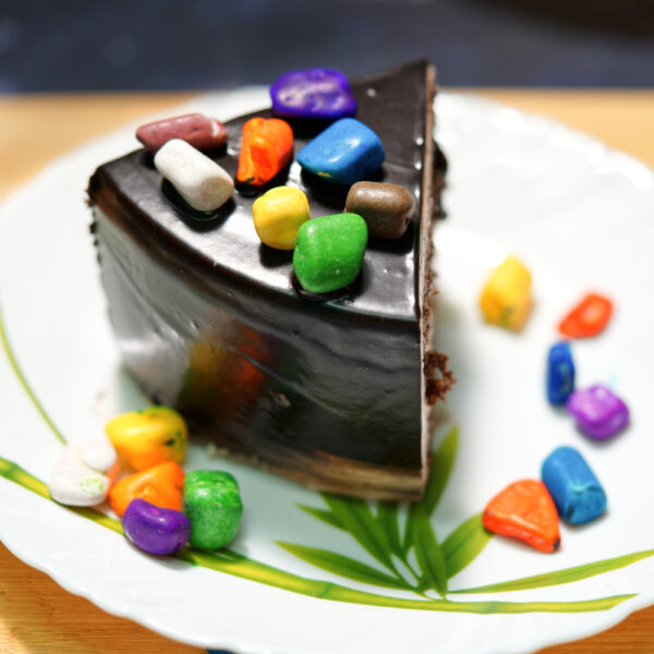 ASK_Foods_Baking_Decorative_Choco_Pebble_Lifestyle_Closeup_Cake